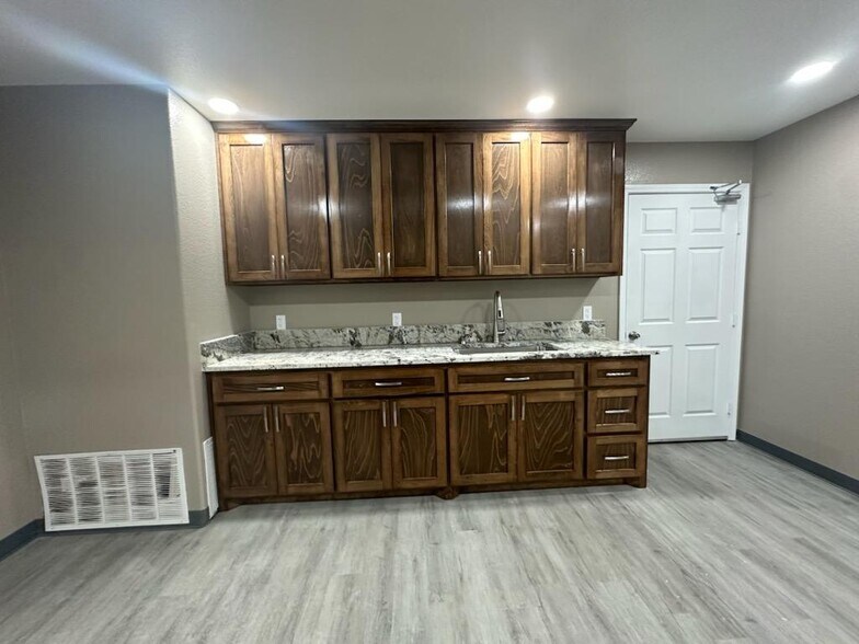 More Photos Of 4424 W 8th St, Odessa Industrial For Lease