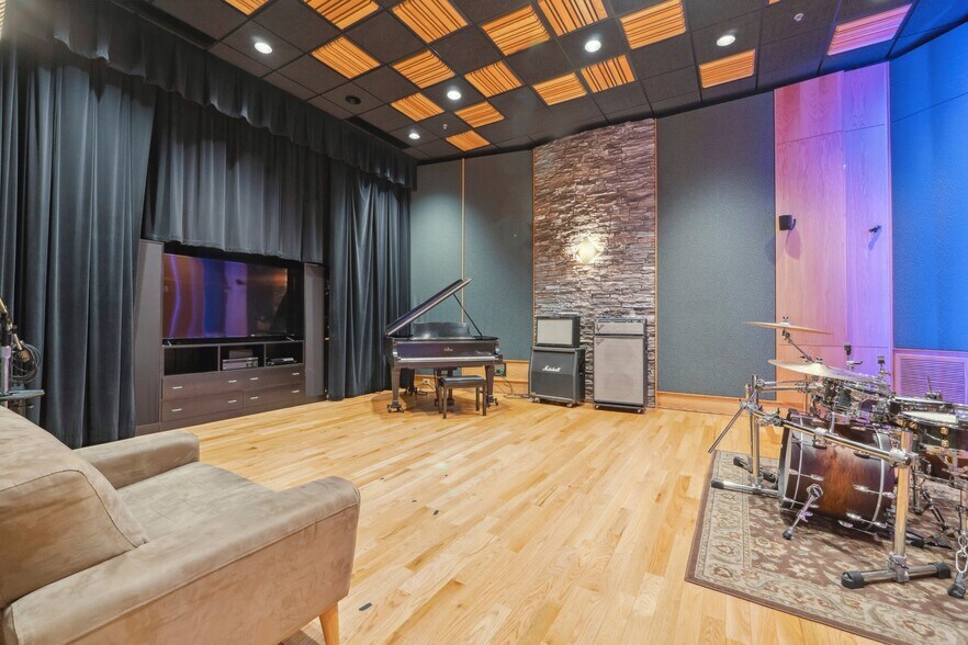 More Photos Of 3120 Latrobe Dr, Charlotte Showroom For Lease