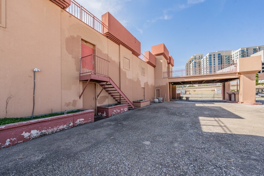 More Photos Of 6818-6826 Greenville Ave, Dallas Bar For Sale