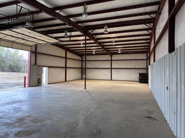 More Photos Of 28677 Amah Pkwy, Claremore Manufacturing For Lease