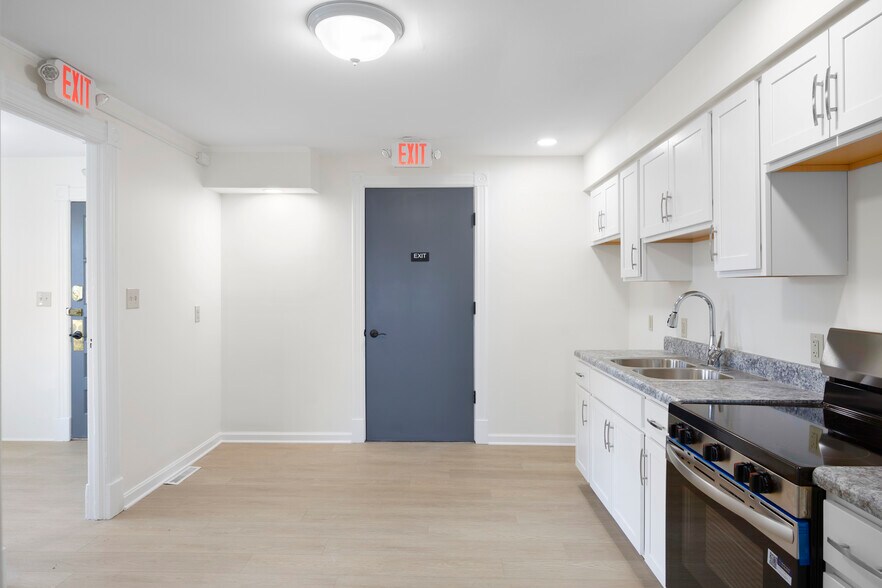 More Photos Of 267 Wolf Rd, Latham Office For Lease