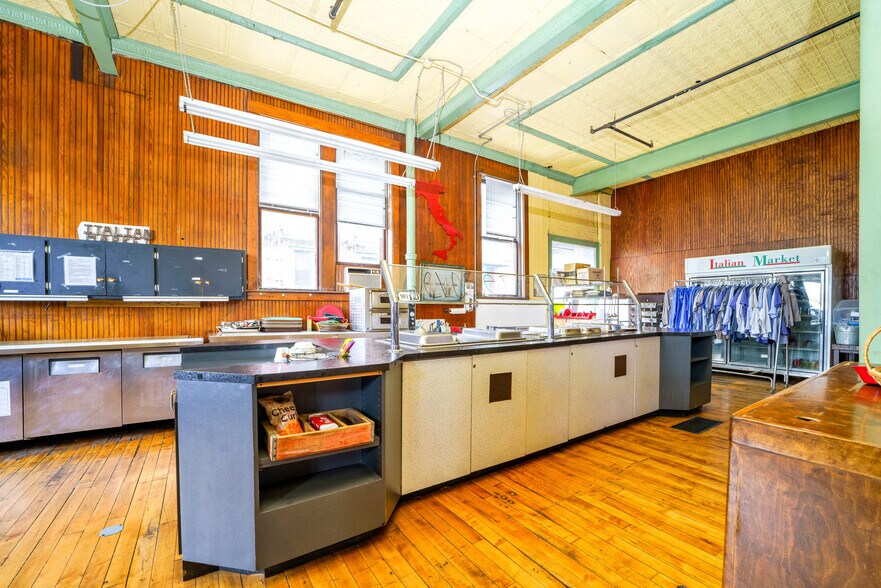 More Photos Of 923 N E St, Richmond Storefront For Sale