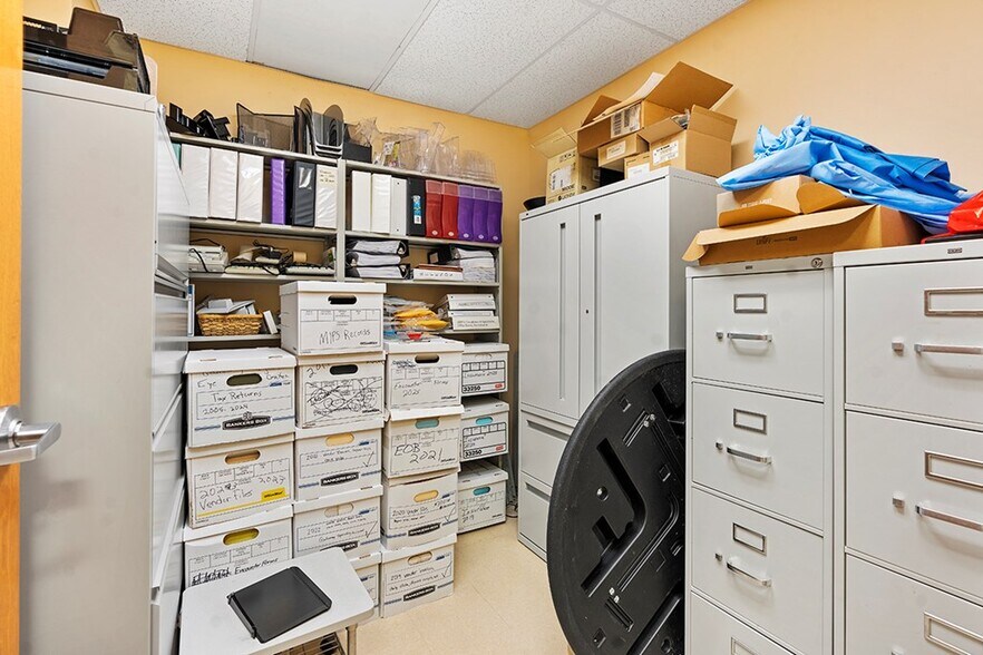More Photos Of 202 Overland Dr, Greenwood Medical For Lease