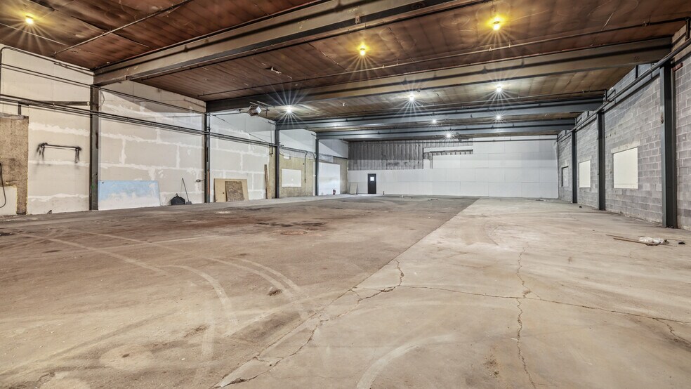 More Photos Of 106 E Smith St, Iron Mountain Distribution For Sale