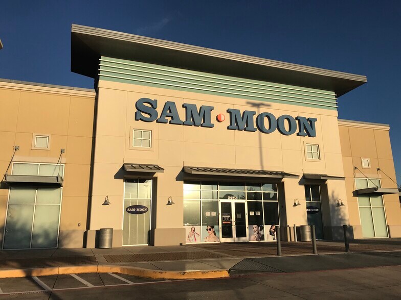 More Photos Of 17937-17945 I-45 S, Shenandoah Unknown For Lease