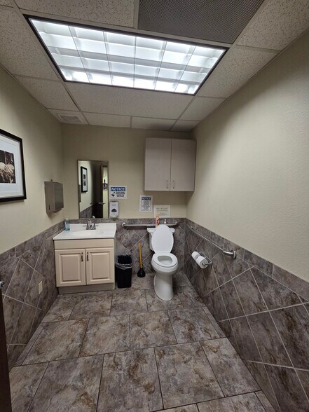More Photos Of 2727 N St Marys St, San Antonio Service For Sale