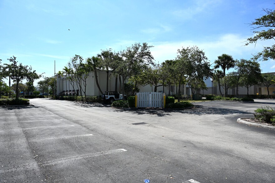 More Photos Of 150 Tequesta Dr, Tequesta Bank For Sale