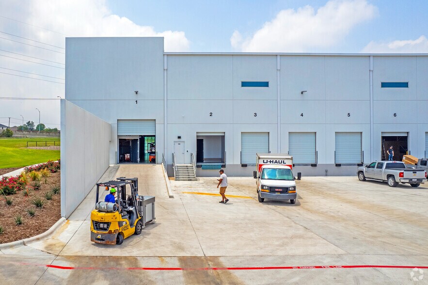 More Photos Of 2700 Louis Henna Blvd, Round Rock Warehouse For Lease