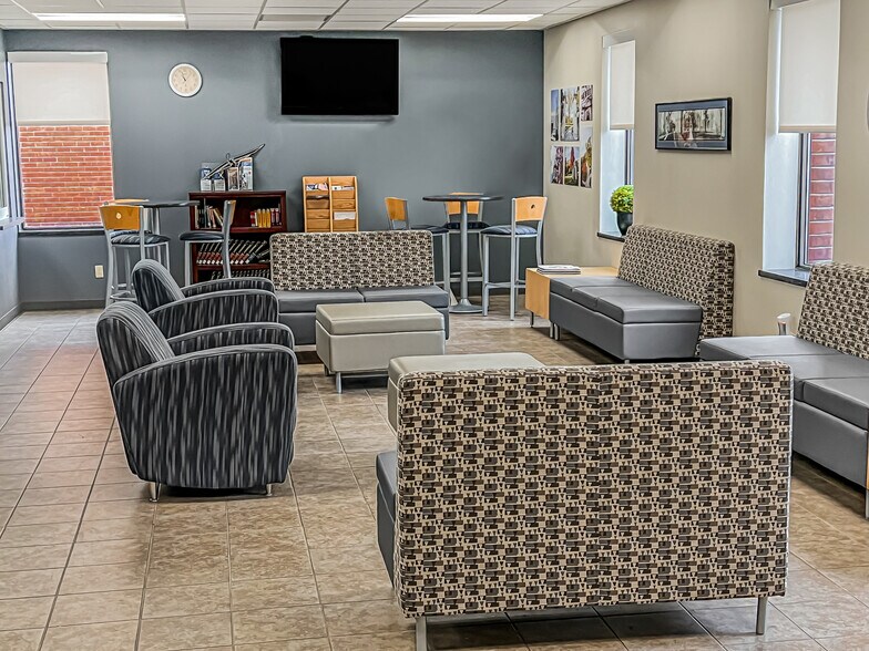 More Photos Of 4411 Woodson Rd, Saint Louis Office For Lease