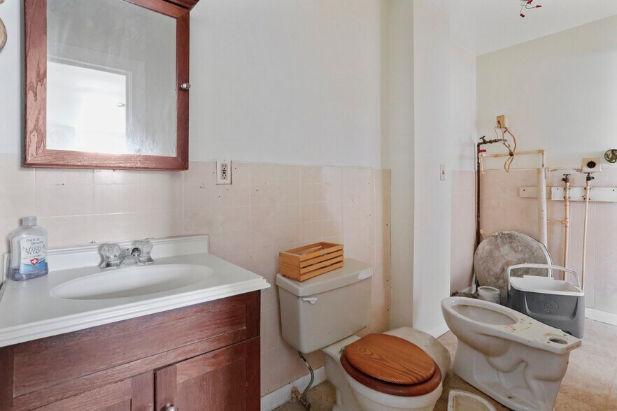 More Photos Of 102-104 N Main St, Edinburg Storefront Retail Residential For Sale