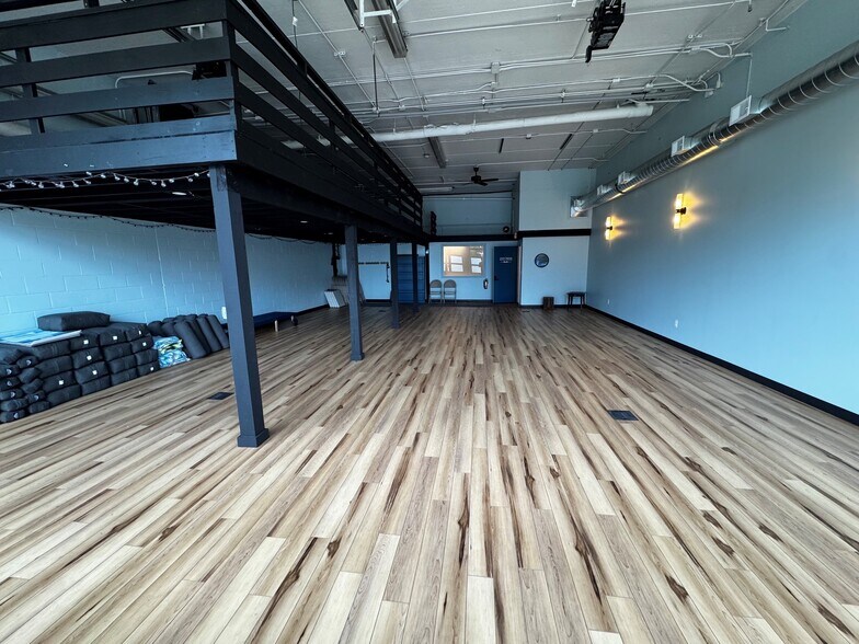 More Photos Of 70 Ridge Rd, Ontario Showroom For Lease