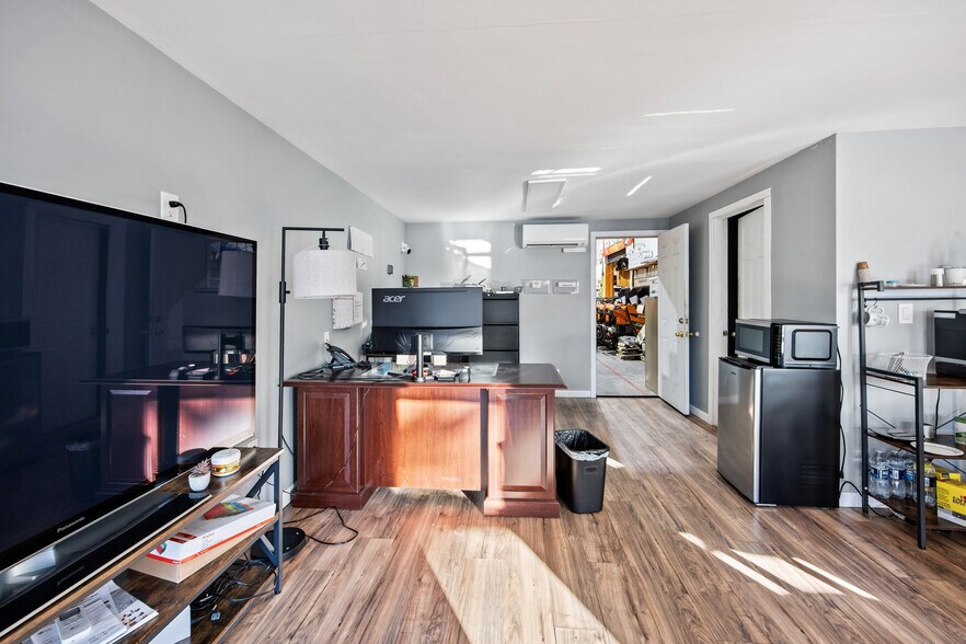 More Photos Of 292 Roosevelt Dr, Seymour Garden Center For Lease