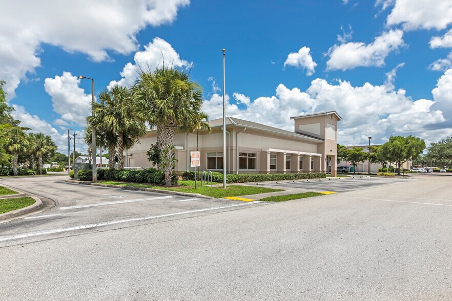 More Photos Of 15080 N Cleveland Ave, North Fort Myers Bank For Lease