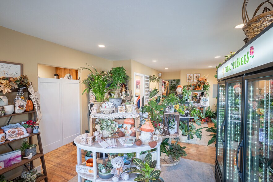 More Photos Of 319 Main St N, Kimberly Warehouse For Sale