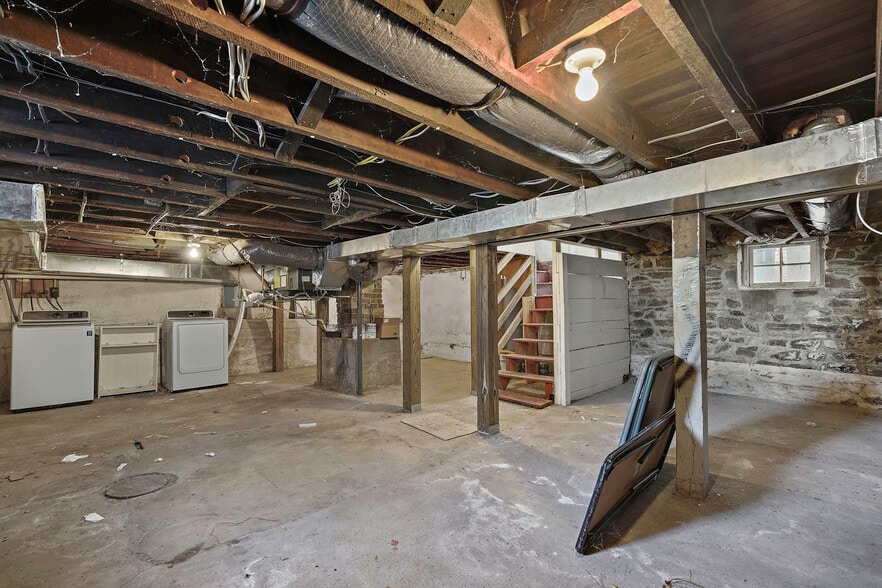 More Photos Of 41 E Colonial Hwy, Hamilton Freestanding For Sale