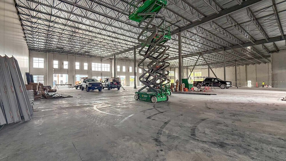 More Photos Of 4605 34 St, Vernon Distribution For Lease