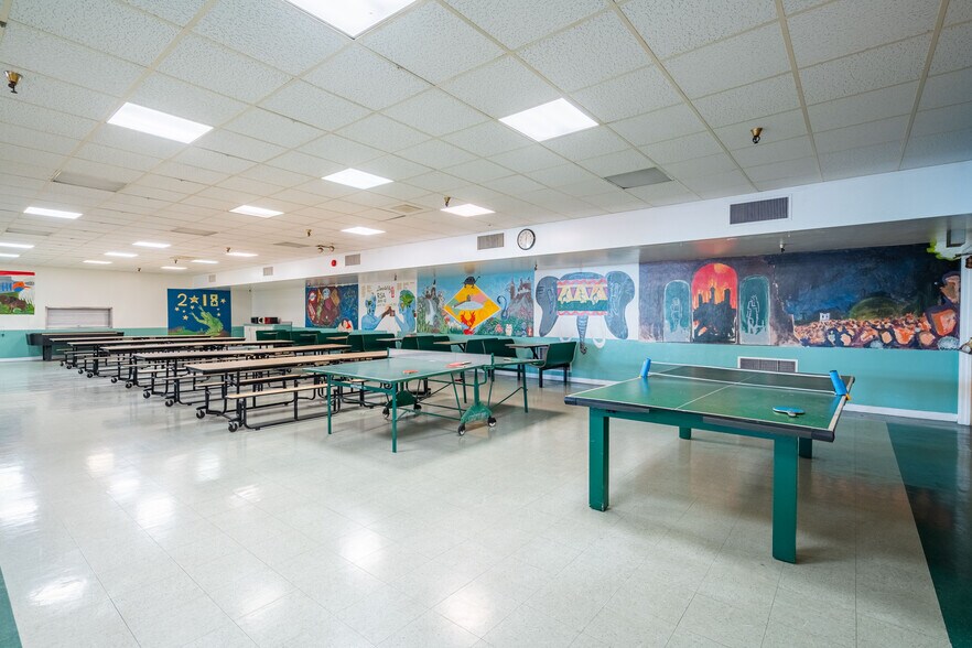 More Photos Of 2911 N San Fernando Rd, Los Angeles Schools For Lease