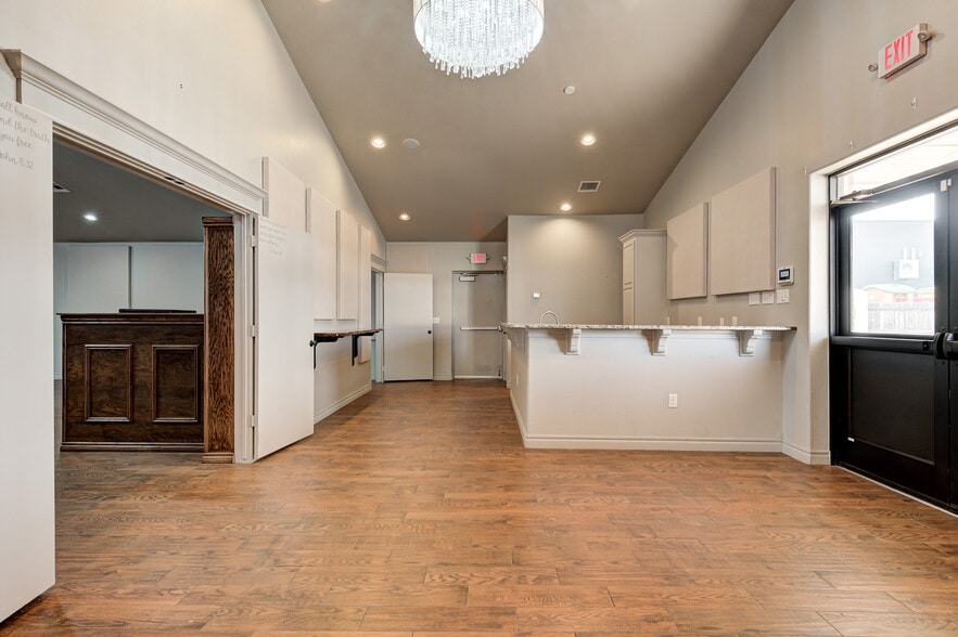More Photos Of 450 E Main St, Yukon Religious Facility For Sale
