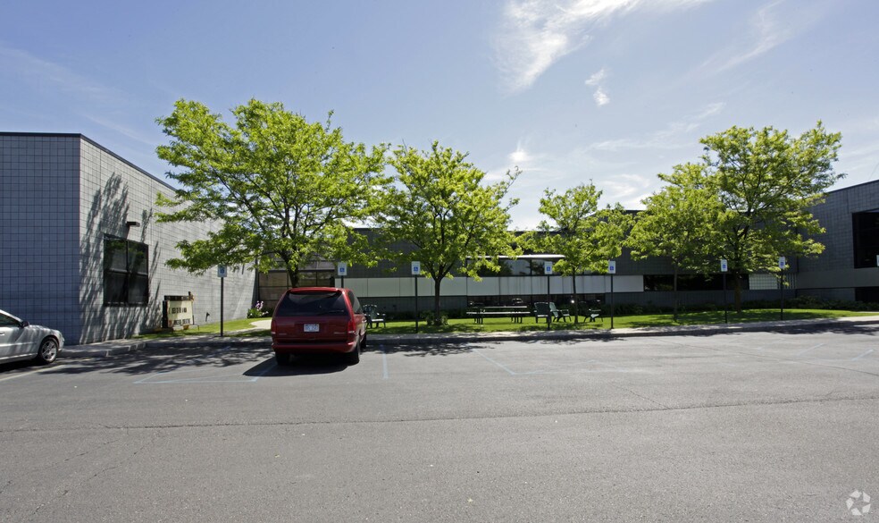 More Photos Of 13250-13320 Northend Ave, Oak Park Flex For Lease