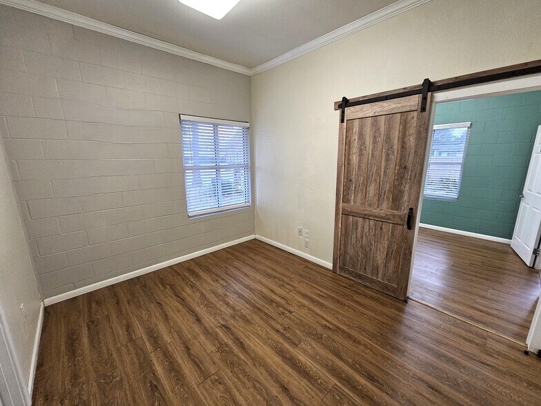 More Photos Of 150 W Shadowbend Ave, Friendswood Office For Lease