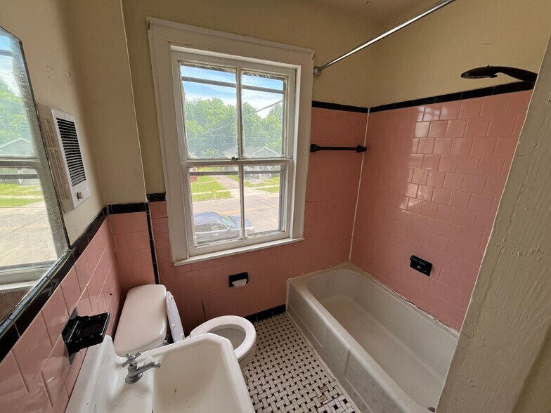 More Photos Of 927 Farmer St, Petersburg Apartments For Sale