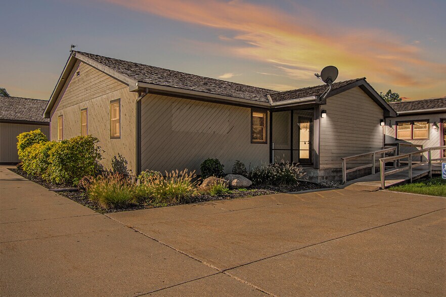 More Photos Of 1010 N Broadway St, Red Oak Medical For Lease