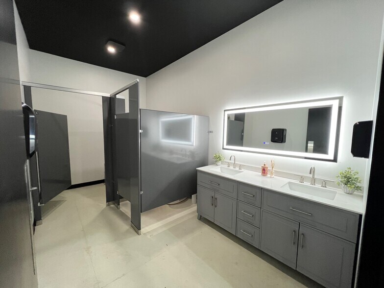 More Photos Of 22800 Highway H, Sedalia Manufacturing For Sale