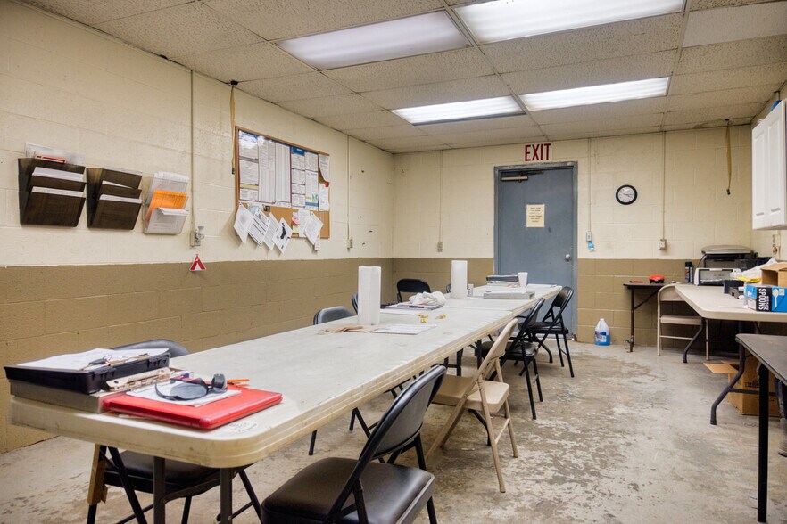 More Photos Of 167 Clinton Ave, Parkersburg Warehouse For Lease