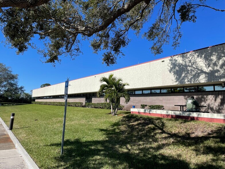 More Photos Of 505 N John Rodes Blvd, Melbourne Light Manufacturing For Lease