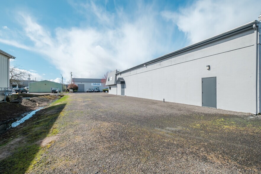 More Photos Of 1131 S Commercial Way SE, Albany Warehouse For Sale