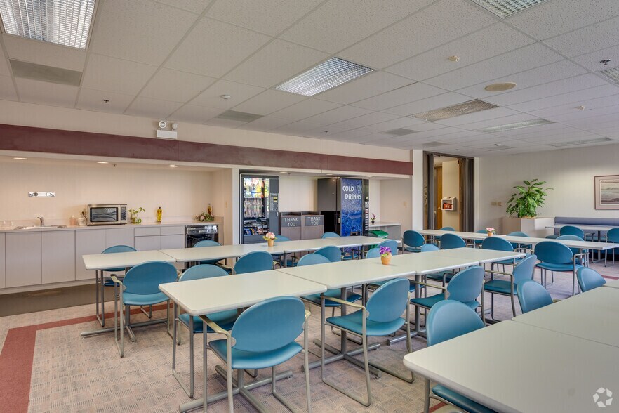 More Photos Of 2000 S Batavia Ave, Geneva Office For Lease