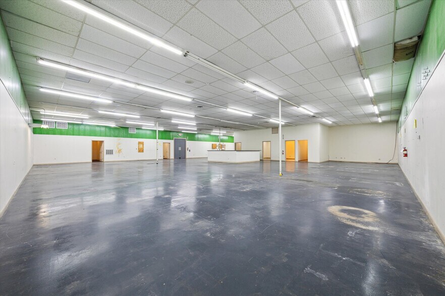 More Photos Of 8621 Hwy 6, Hitchcock Manufacturing For Sale