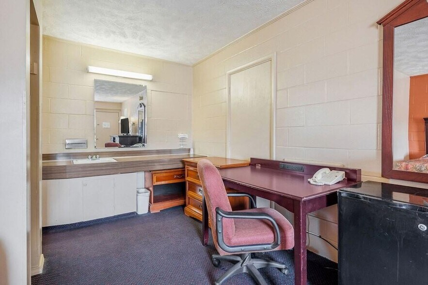 More Photos Of 1646 E Spring St, Cookeville Hotel For Sale