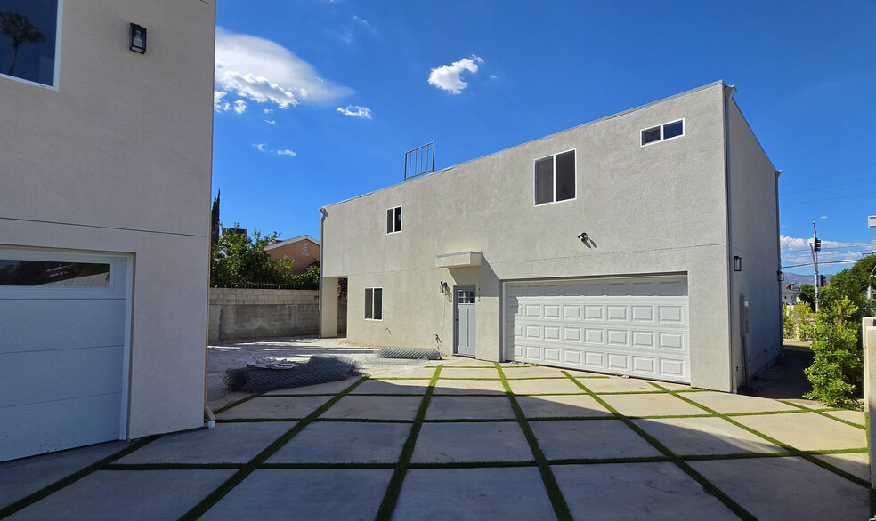 More Photos Of 19100 Victory Blvd, Tarzana Apartments For Lease