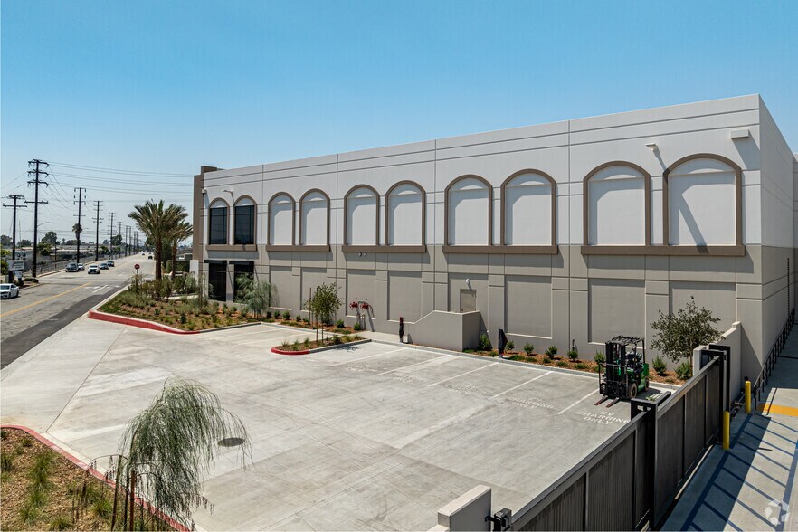 More Photos Of 4416 Azusa Canyon Rd, Irwindale Distribution For Lease
