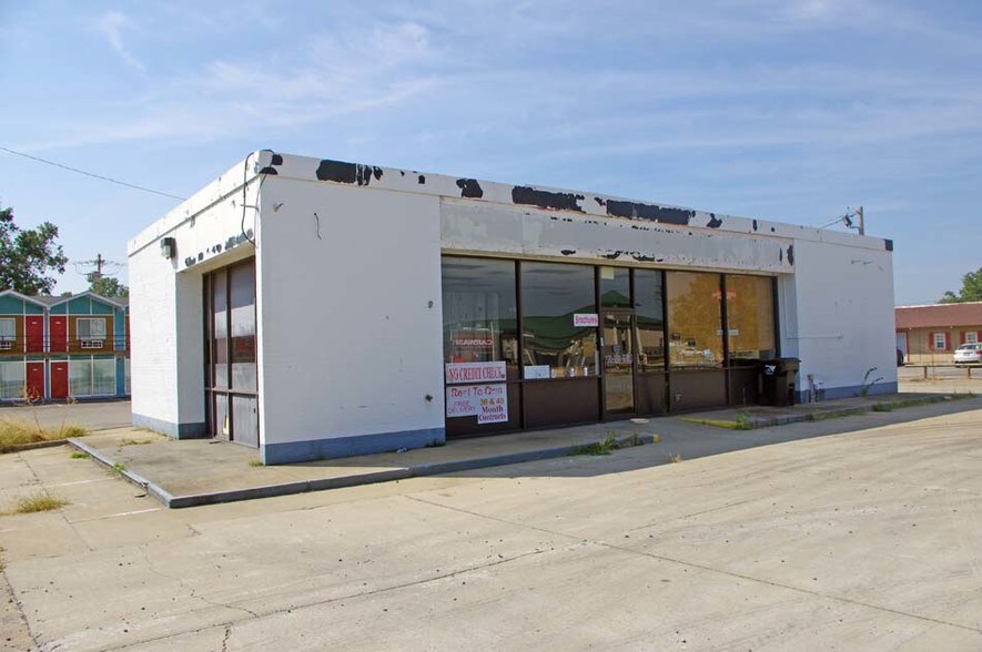 More Photos Of 708 W Main St, Benton Service Station For Sale