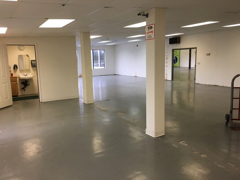 More Photos Of 13084 SE Orient Dr, Boring Freestanding For Lease