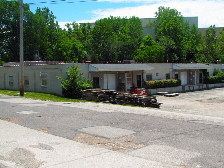 More Photos Of 9410-9450 Watson Industrial Park Dr, Crestwood Warehouse For Lease