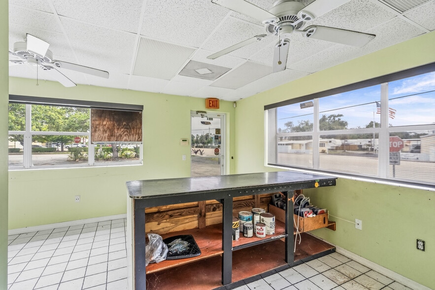 More Photos Of 725 12th St, Vero Beach Auto Repair For Sale