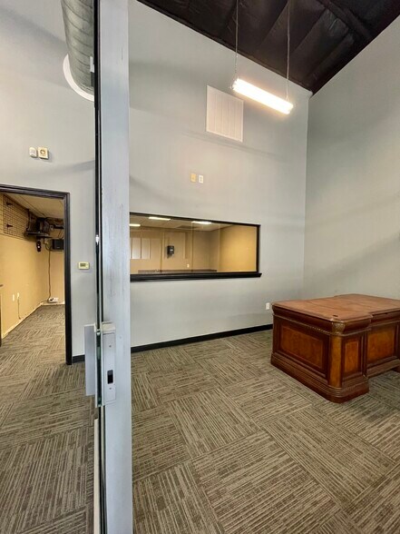 More Photos Of 500 E Plantation Dr, Clute Warehouse For Sale