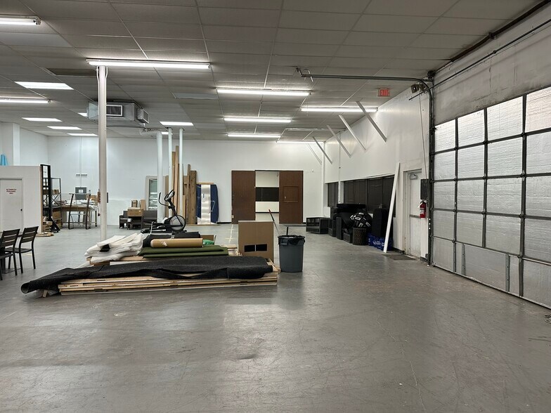 More Photos Of 10595 Westoffice Dr, Houston Light Distribution For Lease