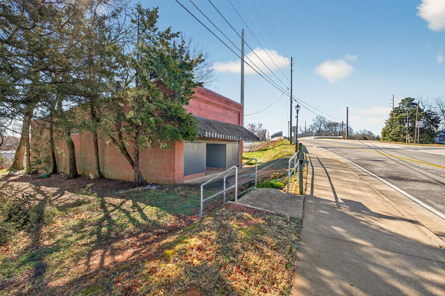 More Photos Of 304 S Cherokee Rd, Social Circle Flex For Sale