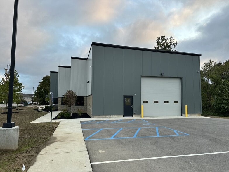 More Photos Of 956 Black river Dr, Zeeland Distribution For Lease