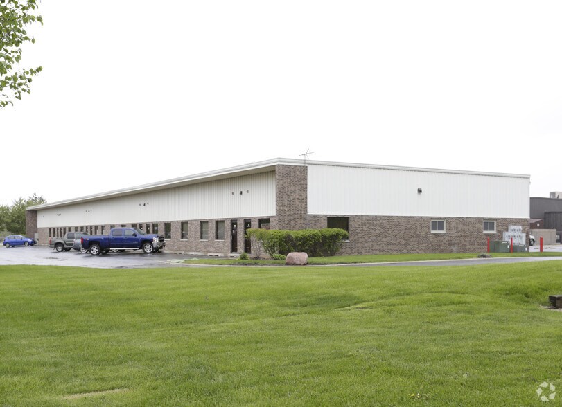 More Photos Of 901-915 Atlantic Dr, West Chicago Light Distribution For Lease