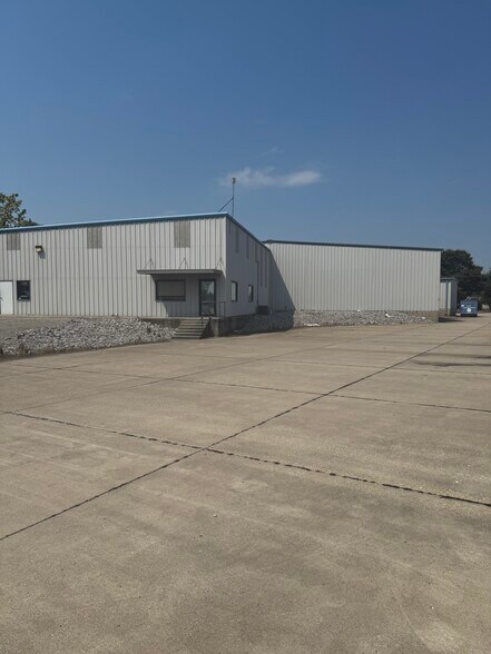 More Photos Of 300 Matthews Ln, Sikeston Flex For Sale