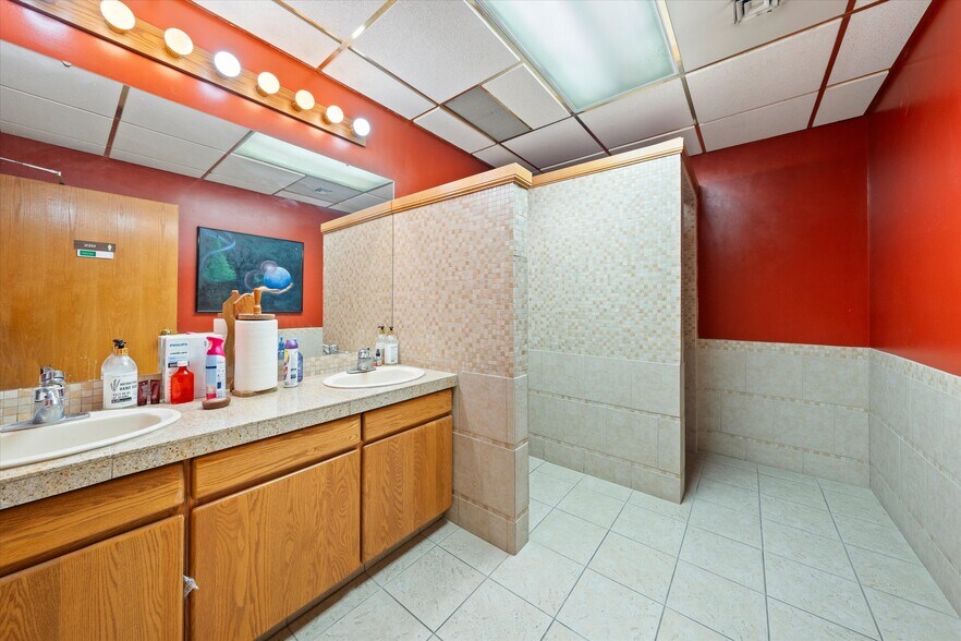 More Photos Of 100 E Broadway Ave, Moses Lake Office For Sale