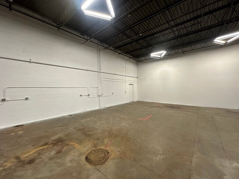 More Photos Of 419 W Washington Ave, Lake Bluff Flex For Lease