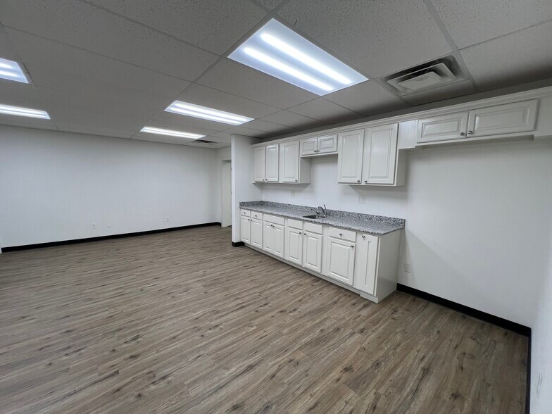 More Photos Of 8635 W 21st St, Sand Springs Warehouse For Lease