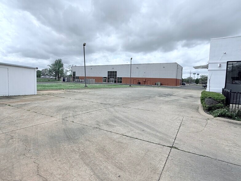 More Photos Of 414 Riverwind Dr, Pearl General Retail For Sale