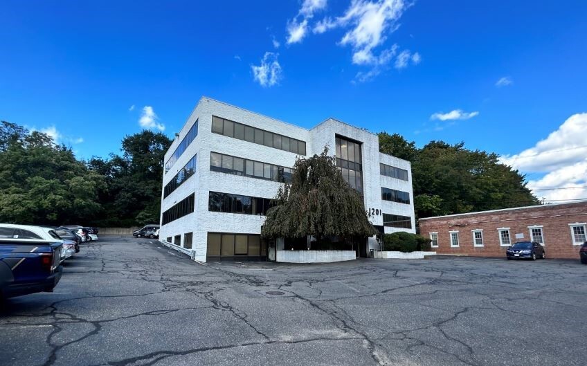 Primary Photo Of 1201 Northern Blvd, Manhasset Medical For Lease